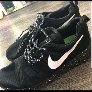 Nike roshe run size 7 men’s